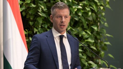 Magyar Péter miniszterelnök a Miniszterelnökségen tartott kormányszóvivői tájékoztatón 2026. október 9-én.