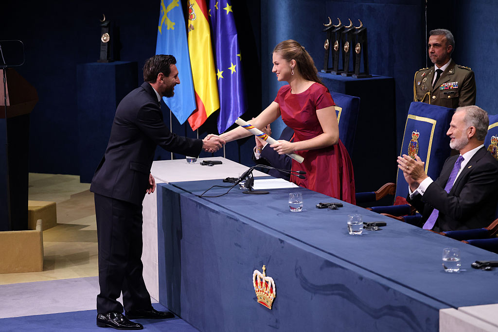 Lionel Messi, nyolcszoros aranylabdás futballista pénteken, Oviedóban az Asztúria Hercegnője-díjat vehette át.