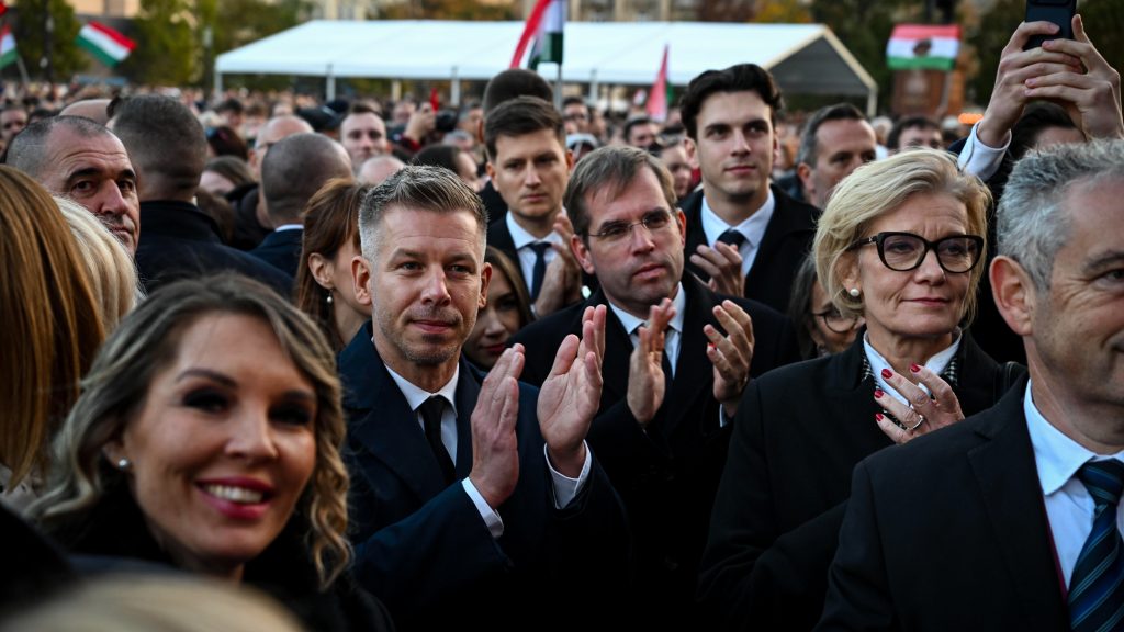 Ünnep a Kossuth téren, Von der Leyen a Parlamentben, fideszes vonulás a rakparton – a forradalom hetvenedik évfordulója a 24.hu fotósaitól