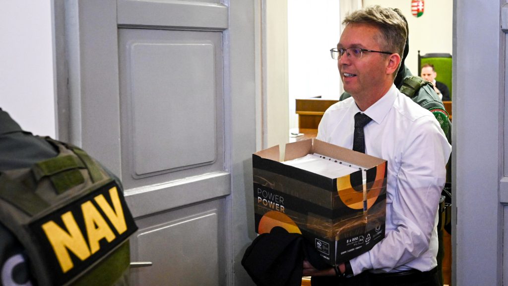 Bilincsben vezették elő Hankó Balázst, akinek egy órával később kezdődött a tárgyalása