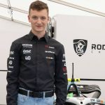 Molnár Martin, a GB3 széria autóversenyzője az autójával a paddockban az International GT Open versenyhétvégével kapcsolatos sajtóeseményen a mogyoródi Hungaroringen 2026. július 2-án. Az International GT Open versenyhétvégét július 4-én és 5-én rendezik meg a 40. születésnapját ünneplő Hungaroringen. Az eseményen GT sorozata mellett a TCR Europe és a brit F3 betétfutamot is megrendezik. Molnár Martin, a Rodin Motorsport 17 éves magyar versenyzője is indul a Forma-3-as (GB3) futamán.