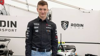 Molnár Martin, a GB3 széria autóversenyzője az autójával a paddockban az International GT Open versenyhétvégével kapcsolatos sajtóeseményen a mogyoródi Hungaroringen 2026. július 2-án. Az International GT Open versenyhétvégét július 4-én és 5-én rendezik meg a 40. születésnapját ünneplő Hungaroringen. Az eseményen GT sorozata mellett a TCR Europe és a brit F3 betétfutamot is megrendezik. Molnár Martin, a Rodin Motorsport 17 éves magyar versenyzője is indul a Forma-3-as (GB3) futamán.