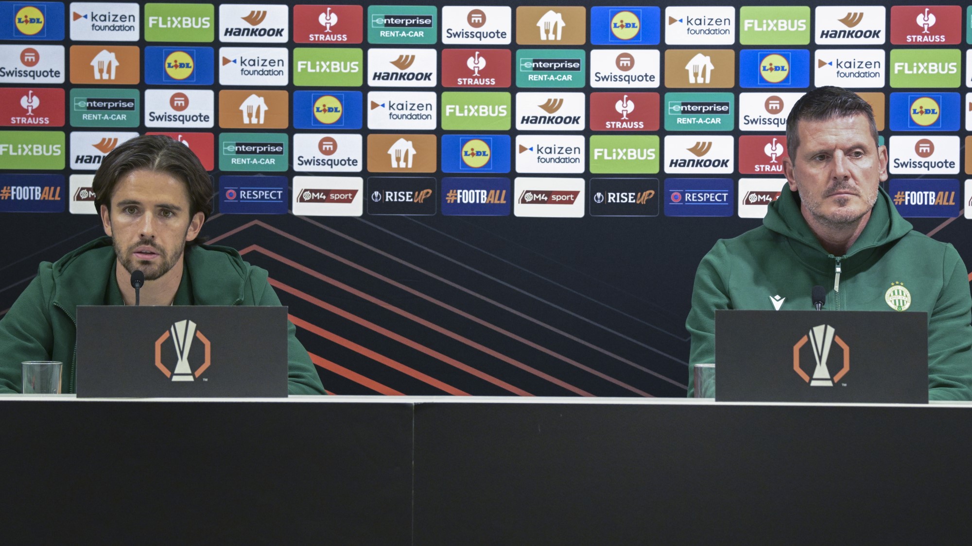 Nagy Ádám (b) és Borbély Balázs, a Ferencvárosi TC vezetőedzője a csapat sajtótájékoztatóján a Groupama Arénában 2026. október 21-én. A Ferencváros másnap az Európa-liga alapszakaszának harmadik fordulójában a portugál Torreense ellen játszik.
