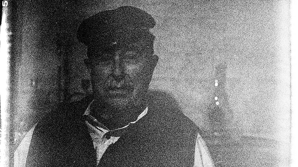 „A fájdalomtól nem olyan egyszerű megszabadulni” – szemcsés képekben idézi meg ’56-ban elmenekült nagyapját