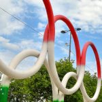 Szimbólum, Olimpiai szimbólum című kompozíció Mihály Gábor 2014-ben felavatott alkotása az Északi Lipótváros megújítása projekt keretében felújított Olimpia park bejáratánál a Duna-parton, a főváros V. kerületében. A szobrász eredetileg ó-arany színűre tervezte a 3,5 méter átmérőjű öt karikát, de a megrendelő V. kerületi Önkormányzat kérésére nemzetiszínűre festették.