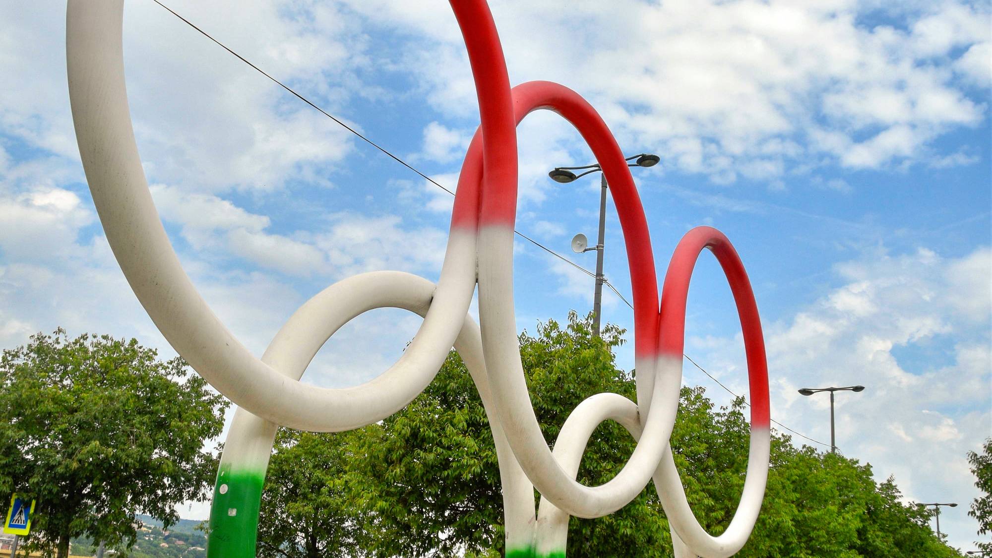 Szimbólum, Olimpiai szimbólum című kompozíció Mihály Gábor 2014-ben felavatott alkotása az Északi Lipótváros megújítása projekt keretében felújított Olimpia park bejáratánál a Duna-parton, a főváros V. kerületében. A szobrász eredetileg ó-arany színűre tervezte a 3,5 méter átmérőjű öt karikát, de a megrendelő V. kerületi Önkormányzat kérésére nemzetiszínűre festették.