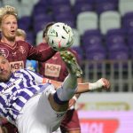 Patrizio Stronati, az Újpest (b) és Urho Nissila (b2), a Puskás játékosa a labdarúgó OTP Bank Liga 10. fordulójában játszott Újpest FC - Puskás Akadémia FC mérkőzésén a Szusza Ferenc Stadionban 2026. október 17-én. Újpest FC-Puskás Akadémia FC 0-1.