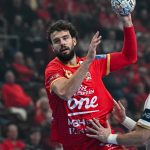 Nedim Remili, a Veszprém (b) és Nikola Crnoglavac, az RK Partizan AdmiralBet játékosa a férfi kézilabda Bajnokok Ligája csoportkörében játszott One Veszprém HC - RK Partizan AdmiralBet mérkőzésen a One Veszprém Arénában 2026. október 14-én.