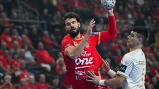 Nedim Remili, a Veszprém (b) és Nikola Crnoglavac, az RK Partizan AdmiralBet játékosa a férfi kézilabda Bajnokok Ligája csoportkörében játszott One Veszprém HC - RK Partizan AdmiralBet mérkőzésen a One Veszprém Arénában 2026. október 14-én.