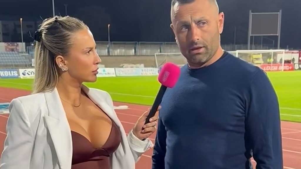 Kínosan kerülte a riporternő merész dekoltázsát a cseh futballedző