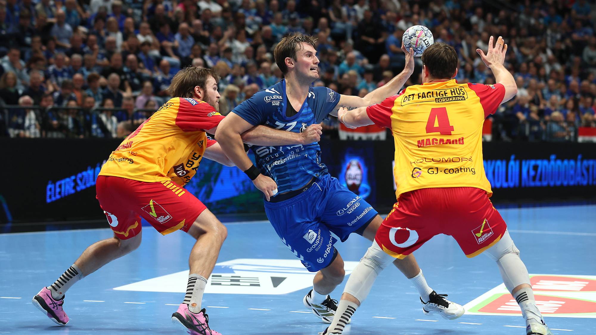 Magnus Rod, a Szeged (k), valamint Steven Plucnar Jacobsen (b) és Andreas Magaard, a dán GOG játékosai a férfi kézilabda Bajnokok Ligája első csoportkörének 5. fordulójában játszott OTP Bank-Pick Szeged - GOG mérkőzésen a szegedi Pick Arénában 2026. október 22-én.