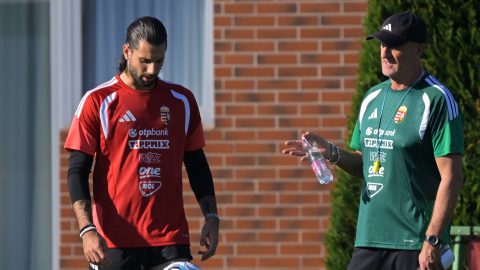 Szoboszlai Dominik és Marco Rossi szövetségi kapitány a magyar labdarúgó-válogatott edzésén az MLSZ Telki Edzőközpontjában 2026. október 1-jén. A csapat másnap a georgiai válogatott ellen lép pályára a Nemzetek Ligájának 3. fordulójában a Puskás Arénában.