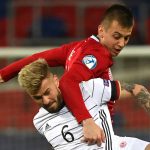 A német Niklas Dorsch (b) és Szőke Adrián a férfi labdarúgó U21-es Európa-bajnokság első csoportkörében, az A csoportban játszott Magyarország-Németország mérkőzésen a székesfehérvári Mol Aréna Sóstó stadionban 2021. március 24-én. A magyar válogatott 3-0-ra kikapott Németországtól.