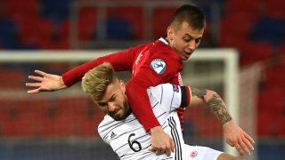 A német Niklas Dorsch (b) és Szőke Adrián a férfi labdarúgó U21-es Európa-bajnokság első csoportkörében, az A csoportban játszott Magyarország-Németország mérkőzésen a székesfehérvári Mol Aréna Sóstó stadionban 2021. március 24-én. A magyar válogatott 3-0-ra kikapott Németországtól.