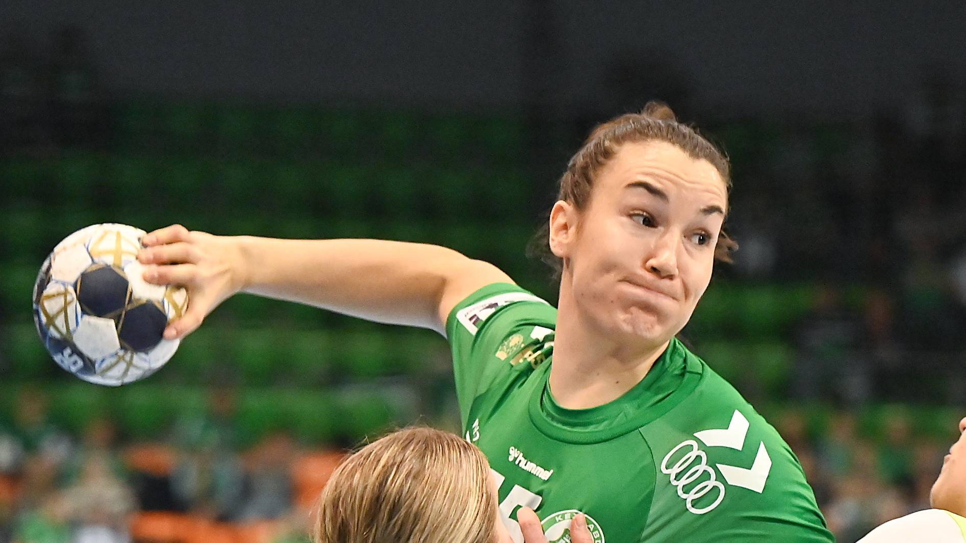 Tjasa Stanko, a Győr (k) és Alina Grijseels, a Borussia játékosa a női kézilabda Bajnokok Ligája B csoportjának 14. (utolsó) fordulójában játszott Győri Audi ETO KC - Borussia Dortmund mérkőzésen a győri Audi Arénában 2026. február 22-én.