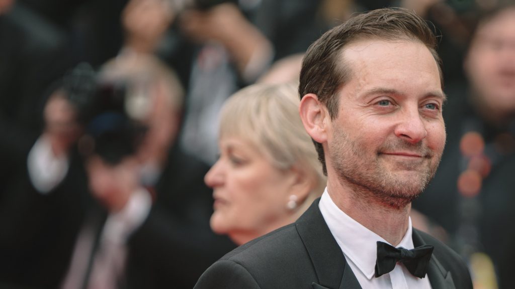 Tobey Maguire pár héttel saját válása után adta össze volt feleségét és új férjét