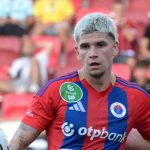 Csontos Dominik, a Kispest Honvéd játékosa (b2) kézzel ér a labdához, mellette Tóth Milán, a Vasas játékosa (j2) és Deian Boldor, a Kispest Honvéd játékosa (j) az OTP Bank Liga 4. fordulójában játszott Kispest-Honvéd FC - Vasas FC mérkőzésen a Bozsik Arénában 2026. augusztus 14-én. A Vasas 2-1-re győzött.