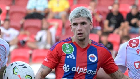 Csontos Dominik, a Kispest Honvéd játékosa (b2) kézzel ér a labdához, mellette Tóth Milán, a Vasas játékosa (j2) és Deian Boldor, a Kispest Honvéd játékosa (j) az OTP Bank Liga 4. fordulójában játszott Kispest-Honvéd FC - Vasas FC mérkőzésen a Bozsik Arénában 2026. augusztus 14-én. A Vasas 2-1-re győzött.