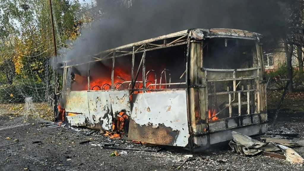 Az oroszok kilőttek két, ukrán civileket szállító buszt, 33 halott