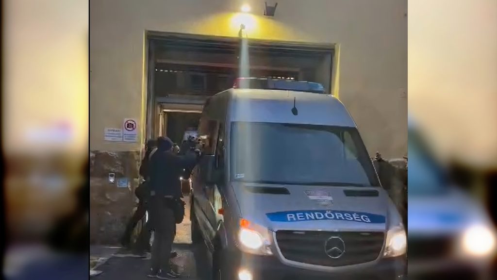 Videón, ahogy a Gyorskocsi utcából elindul a Matolcsyt és társait szállító rendőrségi konvoj