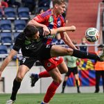 Hahn János, a Paks (b) és Csóka Dániel, a Vasas játékosa a labdarúgó OTP Bank Liga 11. fordulójában játszott Vasas FC - Paksi FC mérkőzésen az Illovszky Rudolf Stadionban 2026. október 25-én.
