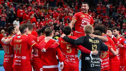 A győztes Veszprém játékosai, felül a csapatkapitány Jehia el-Dera a férfi kézilabda Bajnokok Ligája csoportkörében játszott One Veszprém HC - Füchse Berlin mérkőzés végén a One Veszprém Arénában 2026. október 21-én. A Veszprém 39-35-re győzött.