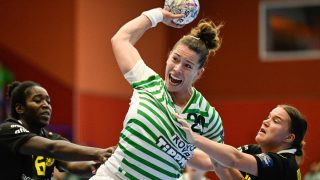 Emily Vogel, az FTC-Toyota Kovács (k), valamint Laetitia Quist (b) és Merel Freriks (j), a BV Borussia Dortmund játékosa a női kézilabda Bajnokok Ligája csoportkörében játszott FTC-Toyota Kovács - BV Borussia Dortmund mérkőzésen az Érd Arénában 2026. október 17-én.