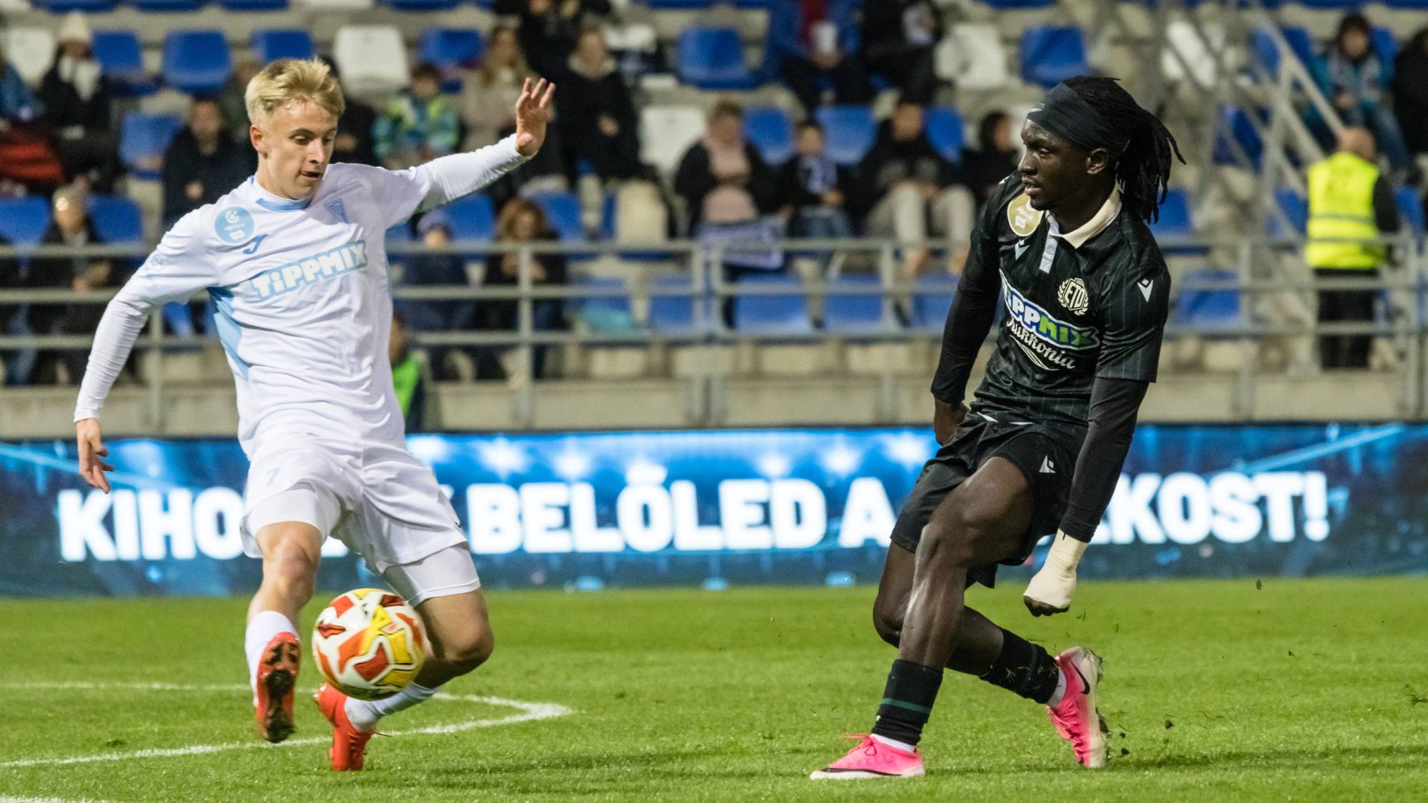 Danylo Krevsun, a Zalaegerszeg (b) és Peter Agba, az ETO játékosa a labdarúgó MOL Magyar Kupa 4. fordulójában játszott Zalaegerszegi TE FC - ETO FC mérkőzésen a zalaegerszegi ZTE Arénában 2026. október 28-án.