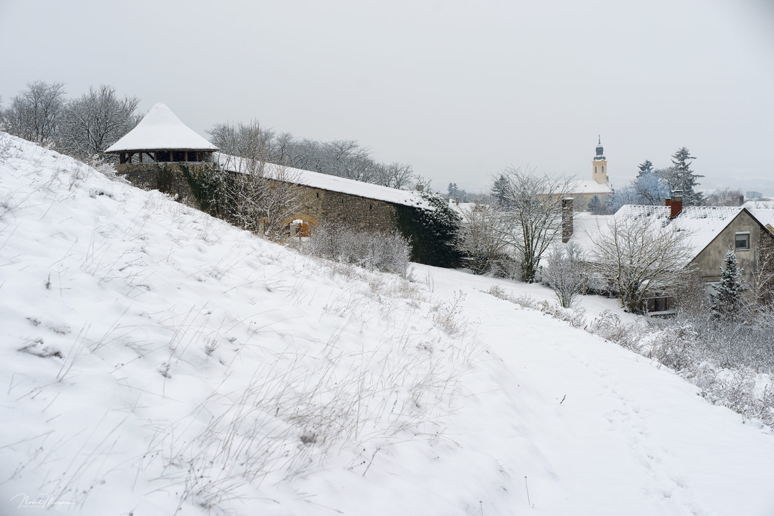 Mesés arcát mutatja a behavazott Sümeg Sokszínű vidék