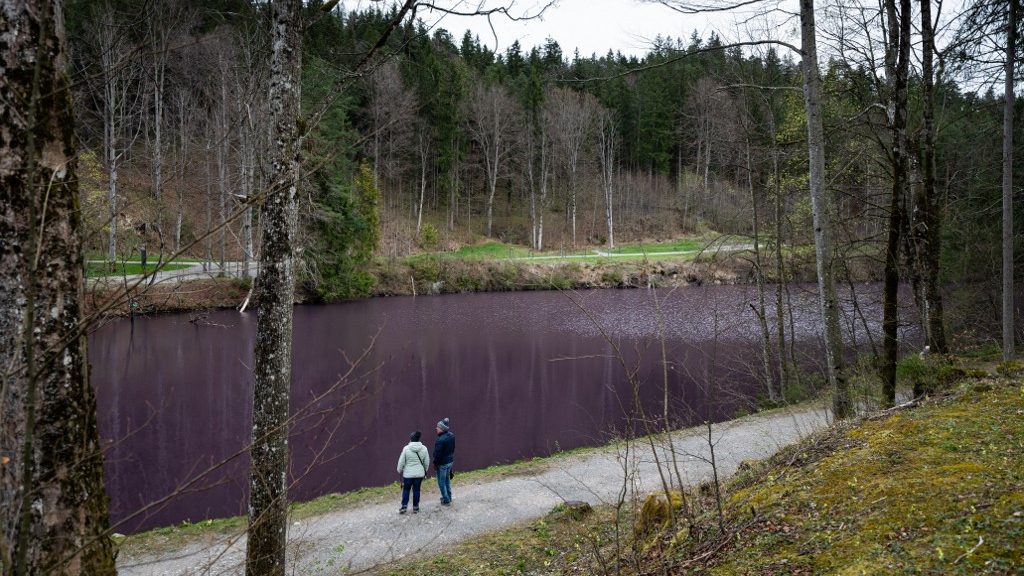 Lilává változott egy tó Németországban