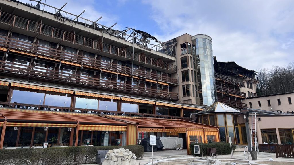 Tízmilliókkal segítik a leégett visegrádi szálloda helyreállítását
