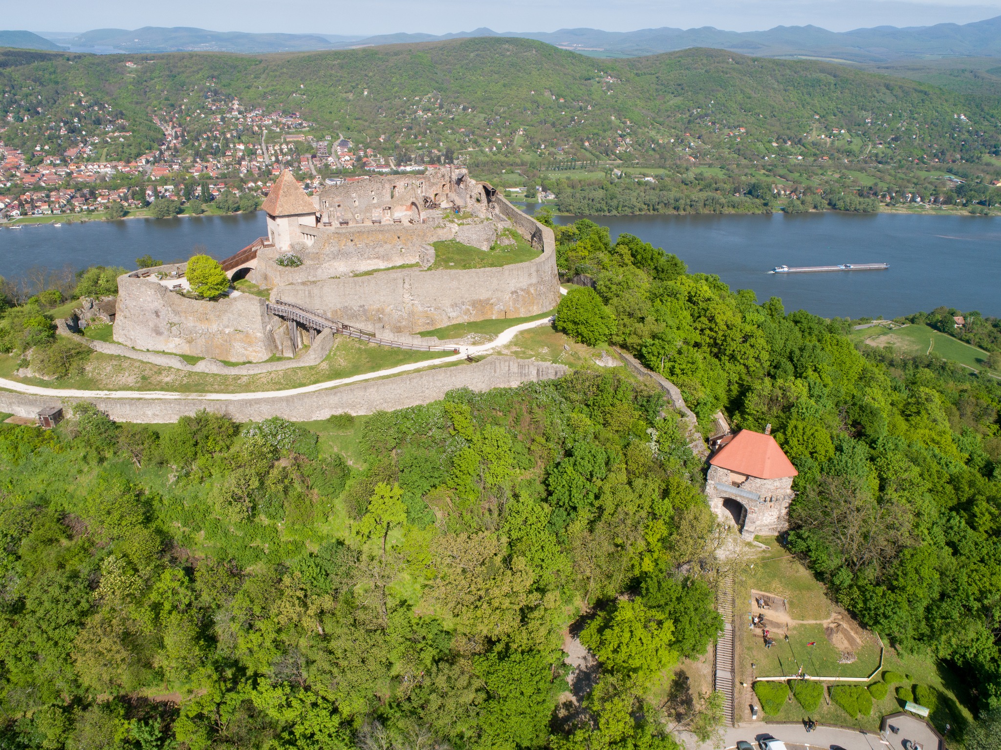 Teniszpálya alatt találtak középkori templomot Visegrádon