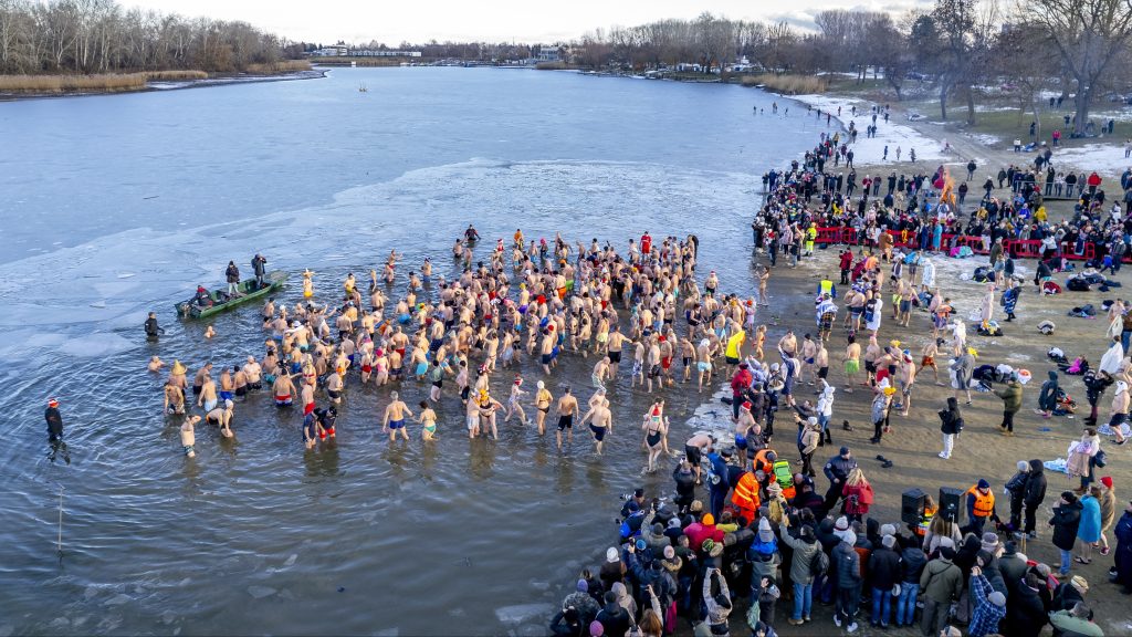 Sok százan csobbantak a jeges Tisza-tóban