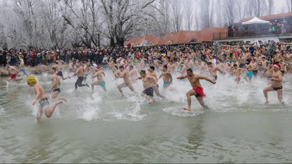 Több százan merültek a fagyos Balatonban