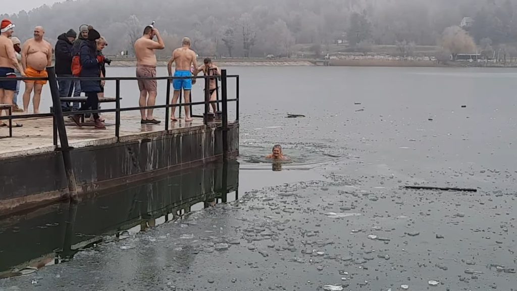 Beugrott a jeges tóba Orfű polgármestere