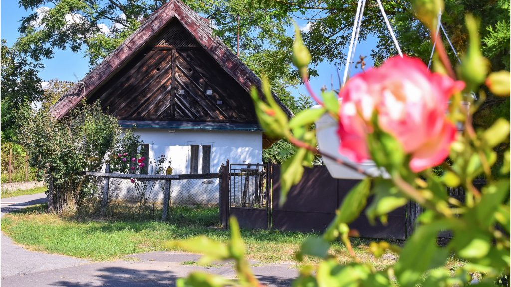 Nádtetős parasztházakkal csábít a Tisza-tó ékszerdoboza