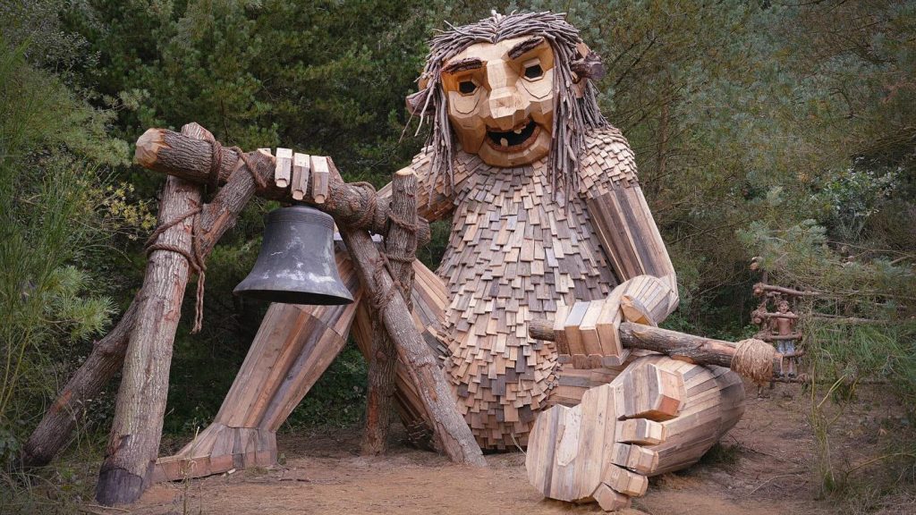 Újrahasznosított anyagokból épít monumentális trollszobrot Vásárhelyen egy dán művész