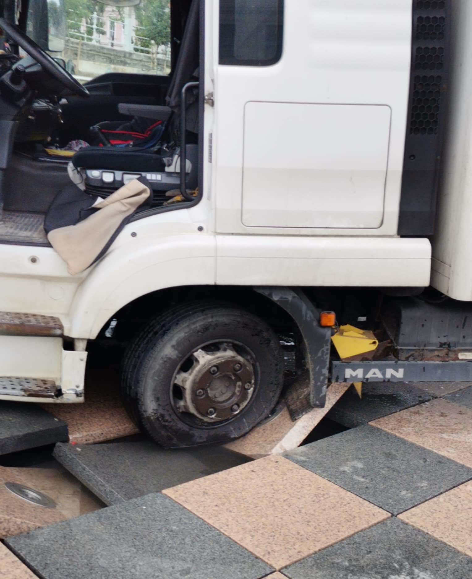Beszakadt egy szökőkút egy kamion alatt Szegeden, kár volt ráhajtani 1