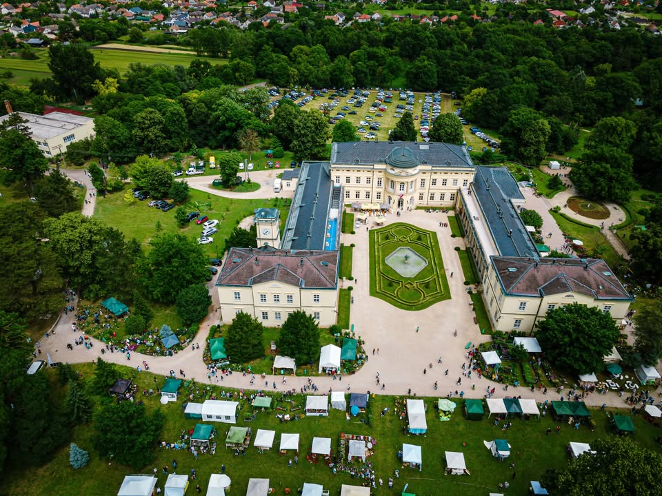 Meseszép magyar kastélyparkban randevúznak idén az európai kertbarátok 1