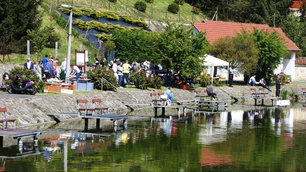 Nagy volt a riadalom Bánkon, elszíneződött a népszerű tó vize