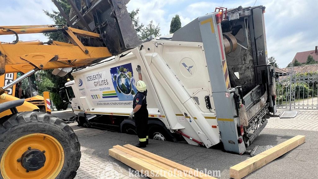 Beszakadt egy teljes útszakasz egy kukásautó alatt Dunaújvárosban