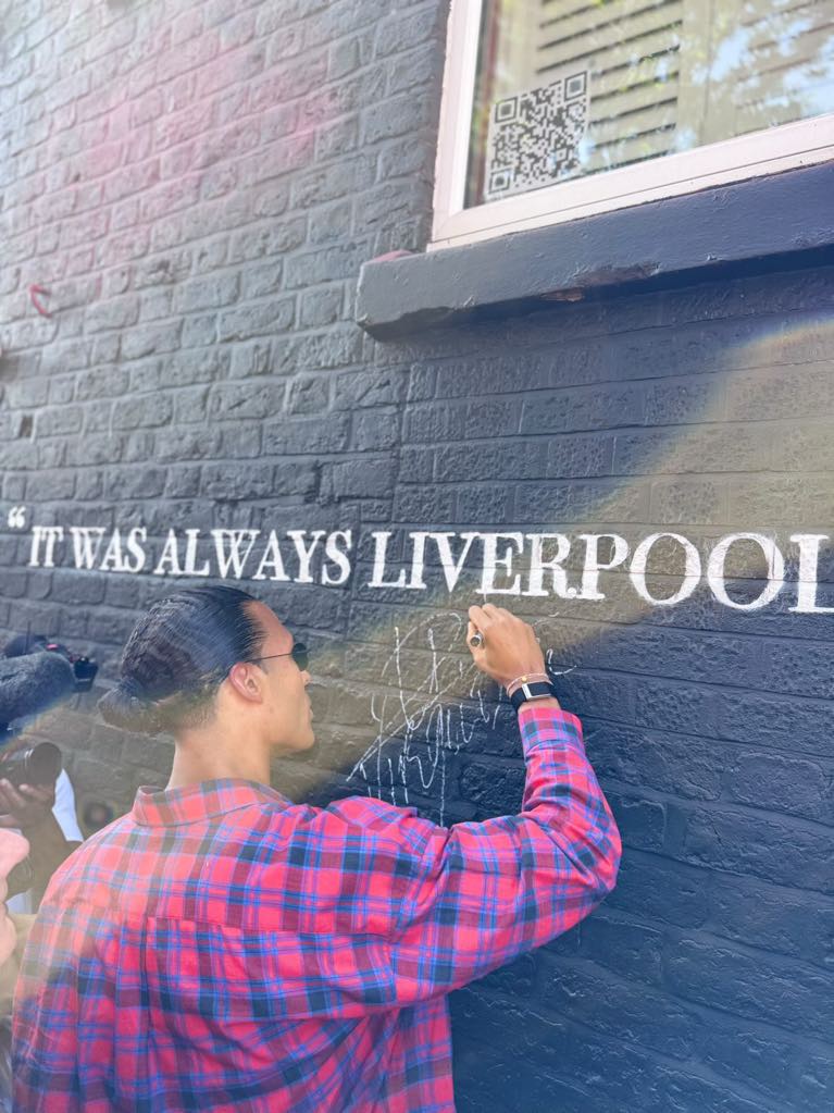 Magyar lány csapata festette fel a Liverpool kapitányának portréját egy házra 4
