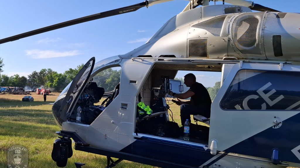 Égi segítség: rendőrségi helikopter mentette ki a lángoló tanyáról az idős férfit és juhait