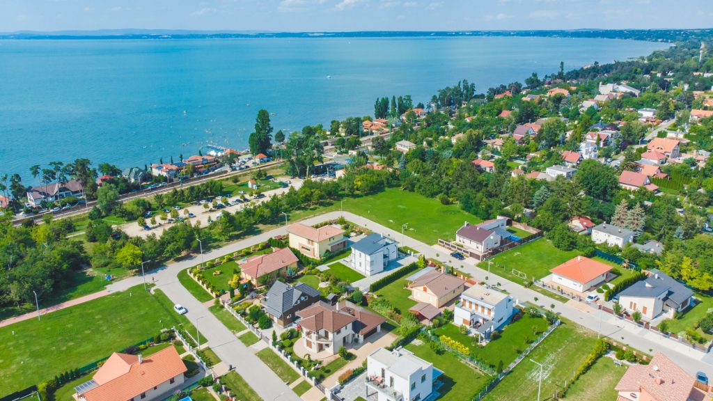 3-5 millió forintos négyzetméterárak is előfordulnak a Balaton körüli luxus lakóparkokban