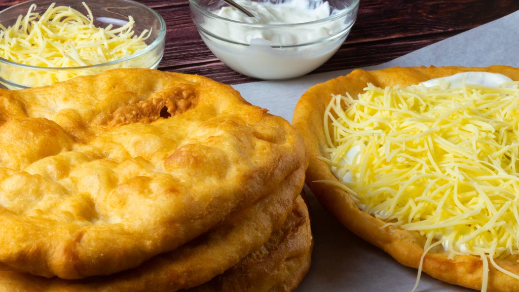 Horror árak a Balatonnál, ennyibe kerülhet idén egy lángos