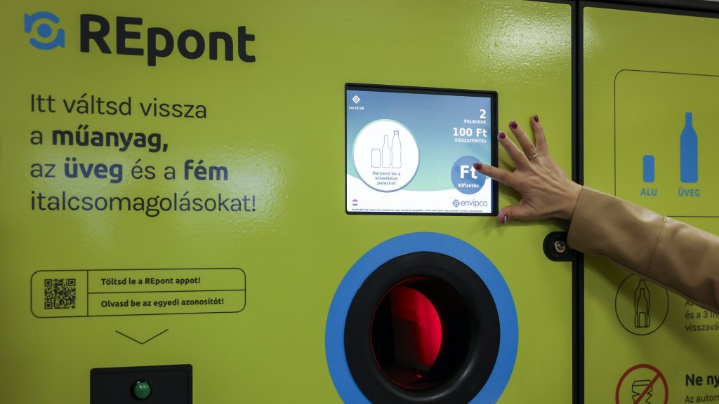 Így verte át az üvegvisszaváltó automatát anya és a fia