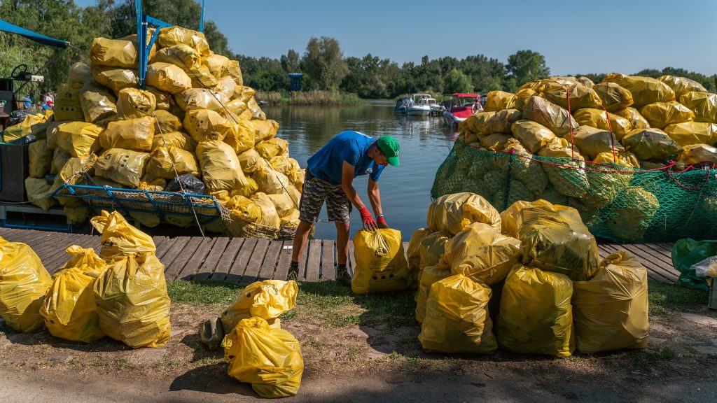 Iszonyatos mennyiségű szemetet szedtek össze a petkalózok a Tiszán