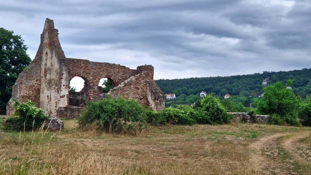 Balaton-felvidéki kirándulásra csábít Ecsérpuszta ősi templomromja