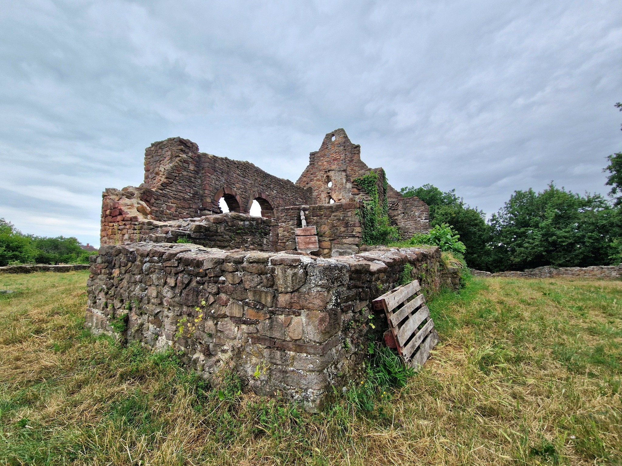 Balaton-felvidéki kirándulásra csábít Ecsérpuszta ősi templomromja 5