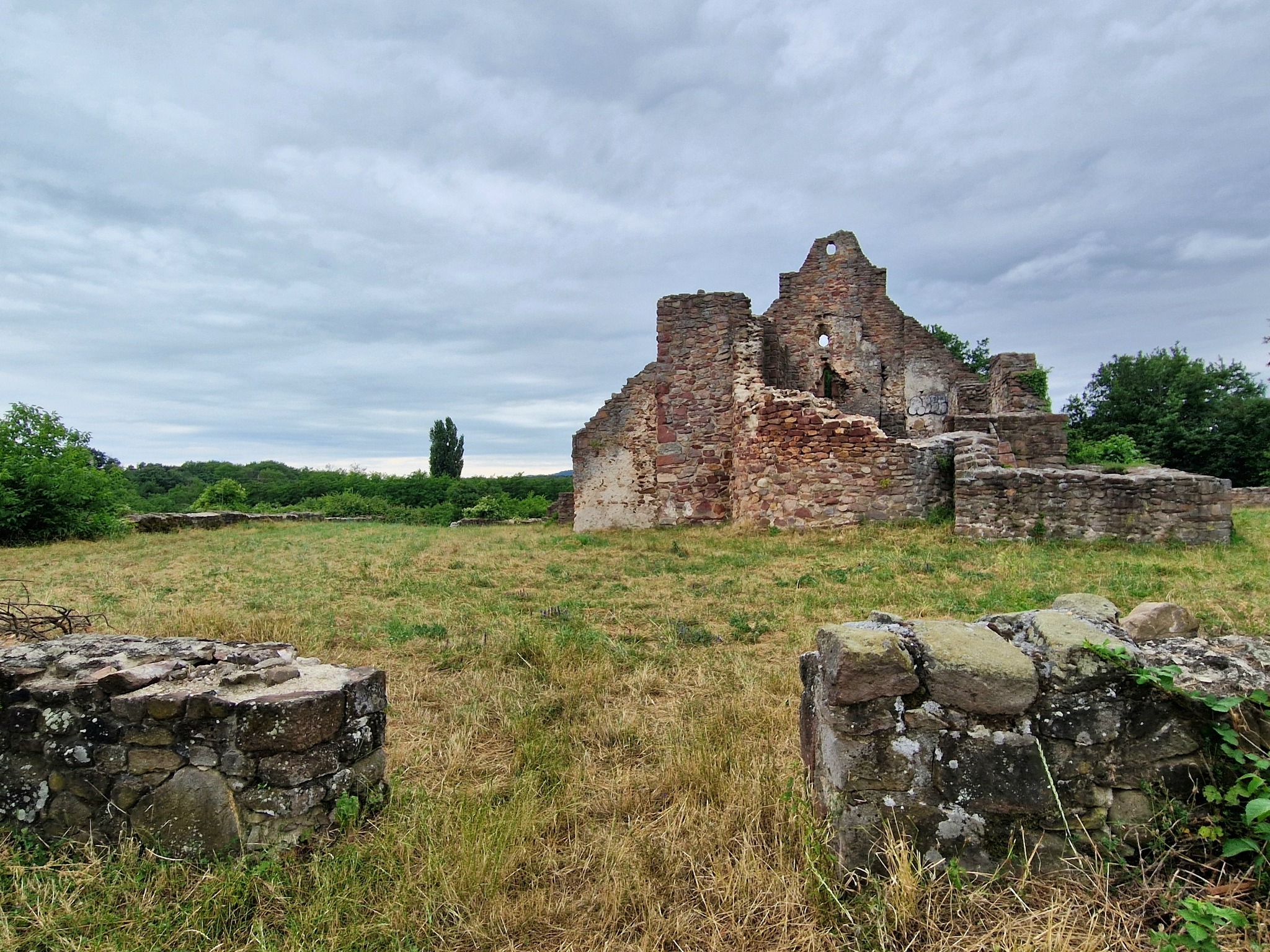 Balaton-felvidéki kirándulásra csábít Ecsérpuszta ősi templomromja 3